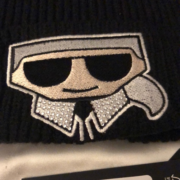 Karl Lagerfeld Paris Black Ribbed Beanie Karl Patch Black Faux Fur Pom OS NWT - Picture 4 of 15